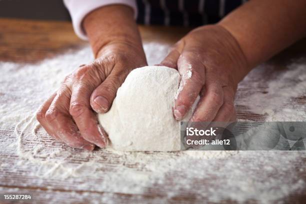 Machen Teig Stockfoto und mehr Bilder von Aktivitäten und Sport - Aktivitäten und Sport, Backen, Bewegung