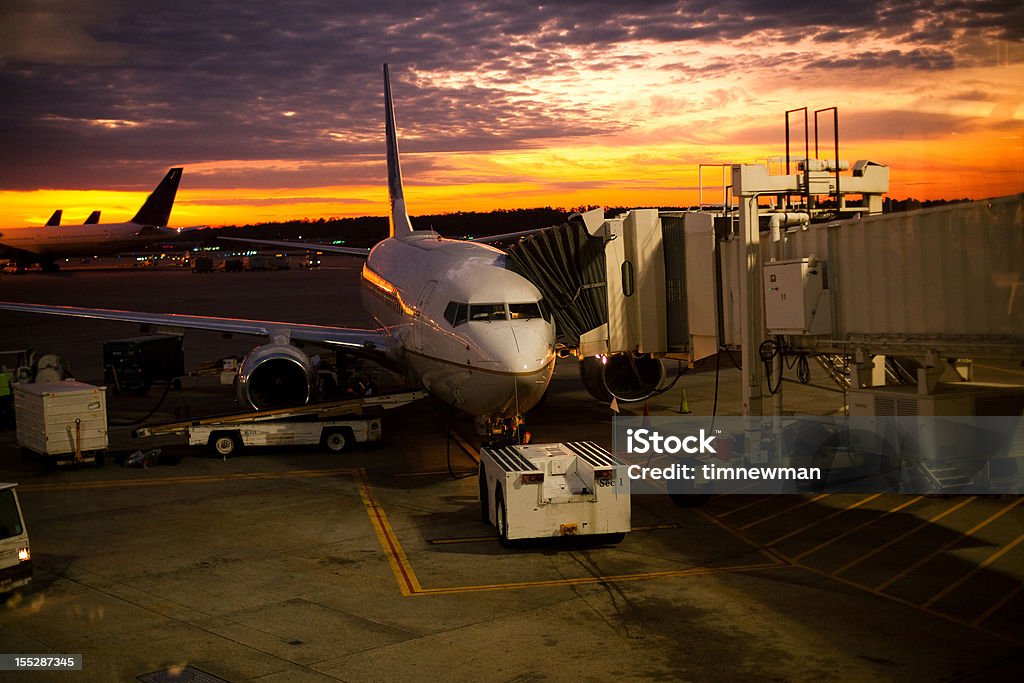 Самолет Заправляться на рассвете - Стоковые фото Авиакосмическая промышленность роялти-фри