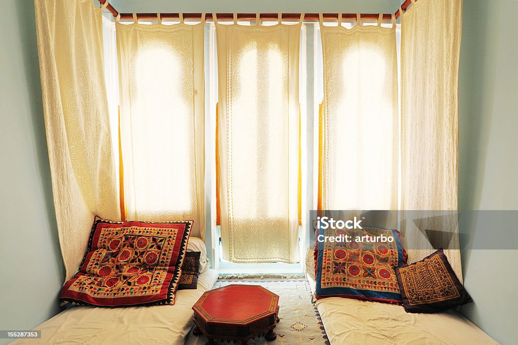 다채로운 밝은 거실용 화이트 커튼, 매트리스, 인도 - 로열티 프리 빛 스톡 사진