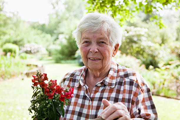 donna anziana giardinaggio - women large build gardening outdoors foto e immagini stock