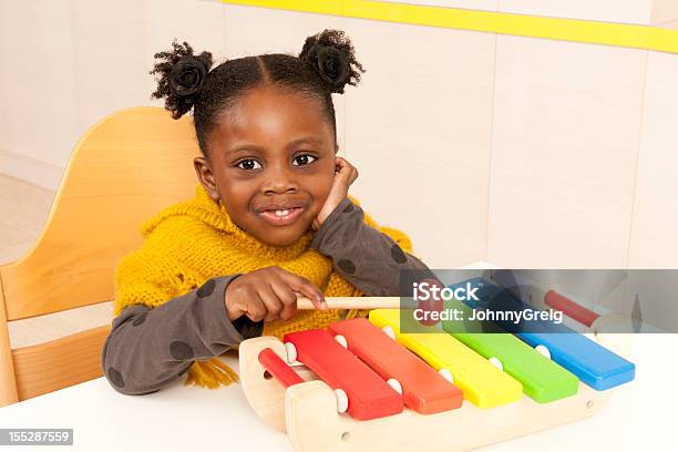 Foto de Criança Em Xilofone e mais fotos de stock de Xilofone - Xilofone, 2-3 Anos, Aluno de Jardim de Infância