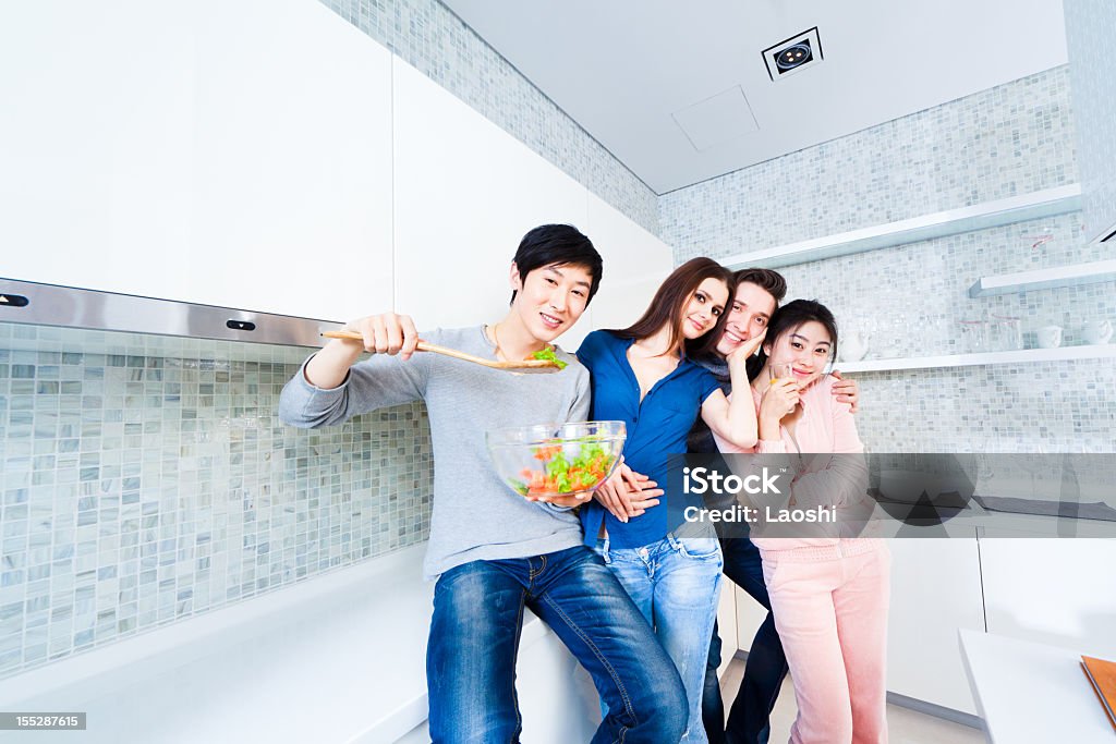 Amigos na cozinha - Foto de stock de 20 Anos royalty-free