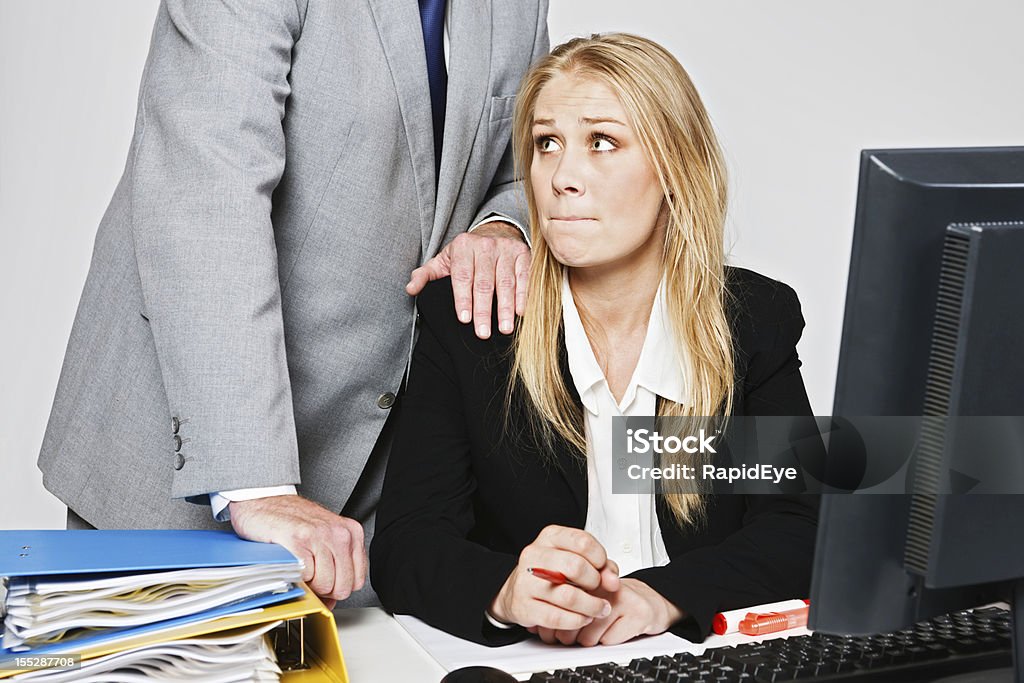 Lecherous Geschäftsmann Übergriffe hilflos junge blonde Geschäftsfrau - Lizenzfrei Sexuelle Belästigung Stock-Foto