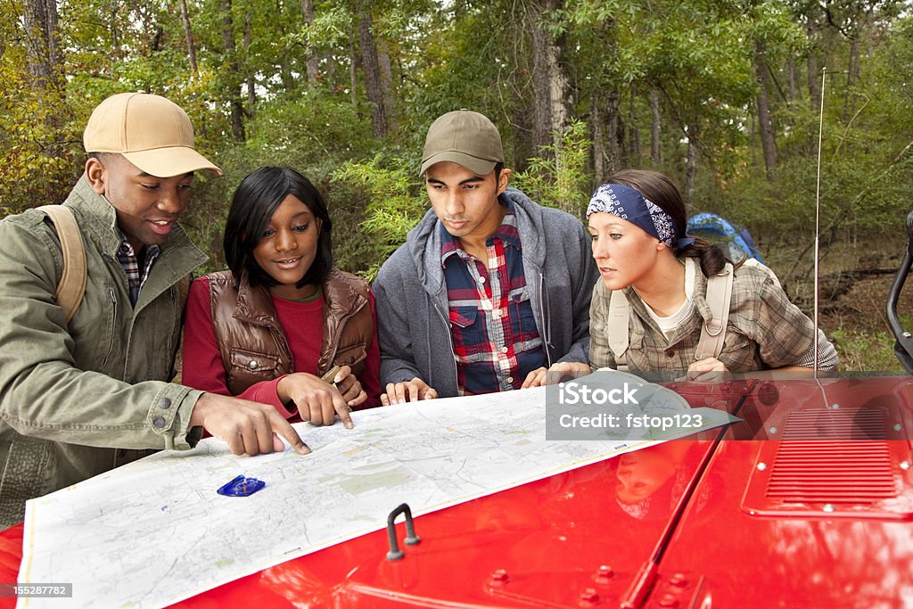 Gruppe von Jugendlichen mit Karte - Lizenzfrei Camping Stock-Foto