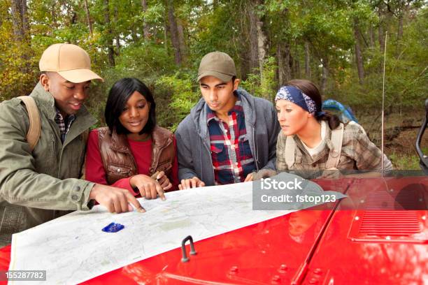 Gruppe Von Jugendlichen Mit Karte Stockfoto und mehr Bilder von Camping - Camping, Gespräch, Kompass