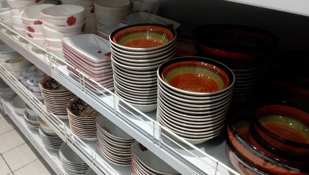 istock Dinner plates sold in supermarkets 1552878861