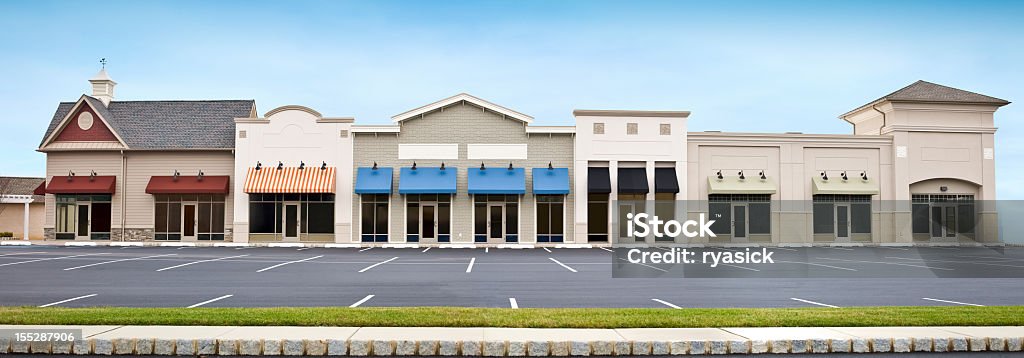 Moderno centro comercial tienda frente vista panorámica con vacío estacionamiento - Foto de stock de Tienda - Lugar de comercio libre de derechos