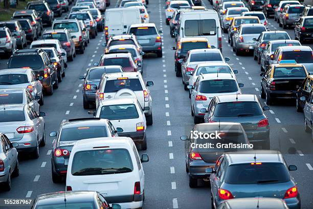Autos In Der Rush Hour Mit Verkehr In Der Abenddämmerung Stockfoto und mehr Bilder von Verkehr
