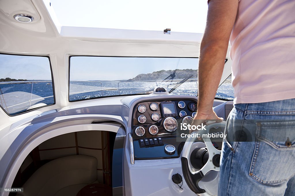 Homem dirigindo um barco a motor - Foto de stock de Lancha royalty-free