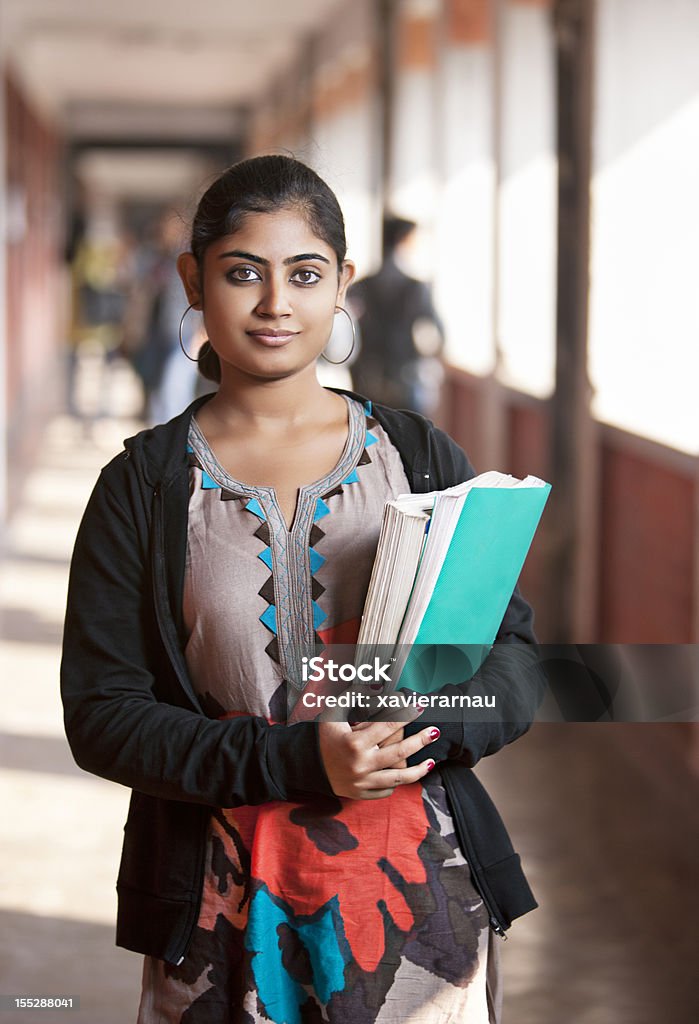 Ragazza indiana con l'università - Foto stock royalty-free di India