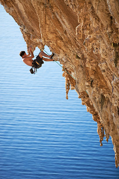 rock alpinista e mar na ilha de kalymnos, grécia - climbing men sea cliff imagens e fotografias de stock