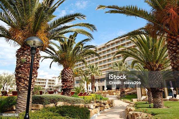 Edifício Do Hotel De Luxo Halkidiki Grécia - Fotografias de stock e mais imagens de Ao Ar Livre - Ao Ar Livre, Atividade Recreativa, Azul