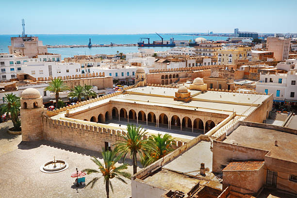 in sousse great mosque - ancient arabic style arch architecture stock-fotos und bilder