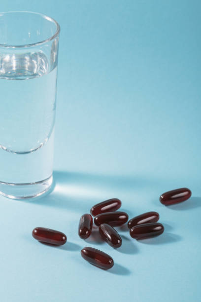 ölgefüllte kapseln von nahrungsergänzungsmitteln - lecithin capsule brown vitamin pill stock-fotos und bilder