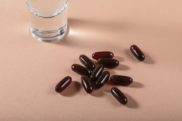 wypełnione olejem kapsułki suplementów diety - lecithin capsule brown vitamin pill zdjęcia i obrazy z banku zdjęć