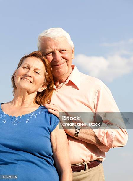 Abuelos En Amor Foto de stock y más banco de imágenes de 70-79 años - 70-79 años, Abrazar, Acercarse