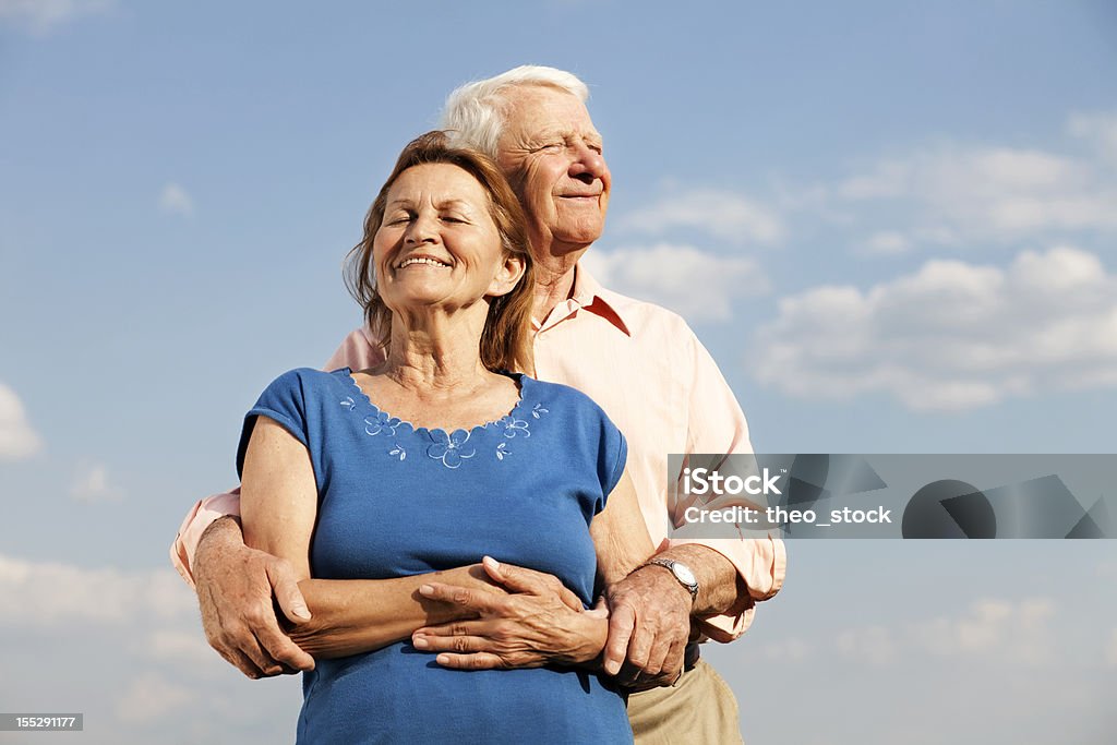 Senioren vor Wolken - Lizenzfrei Entspannung Stock-Foto