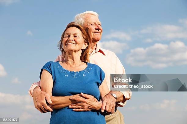 Senioren Vor Wolken Stockfoto und mehr Bilder von Entspannung - Entspannung, Erwachsener über 40, Seniorenpaar