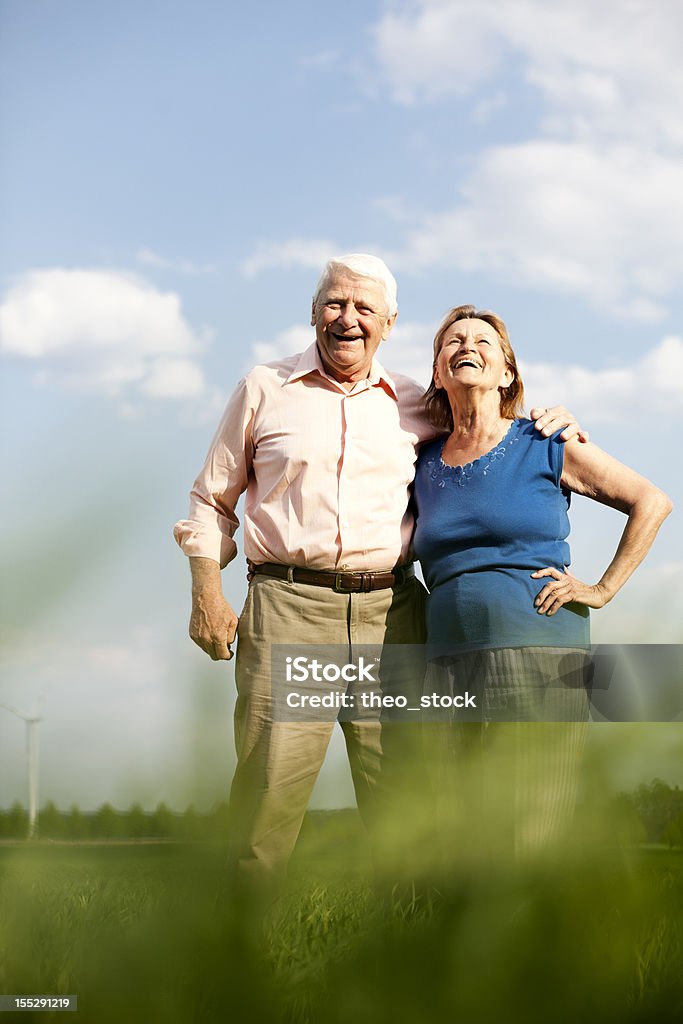 Пенсионер в природе - Стоковые фото Гетеросексуальная пара роялти-фри