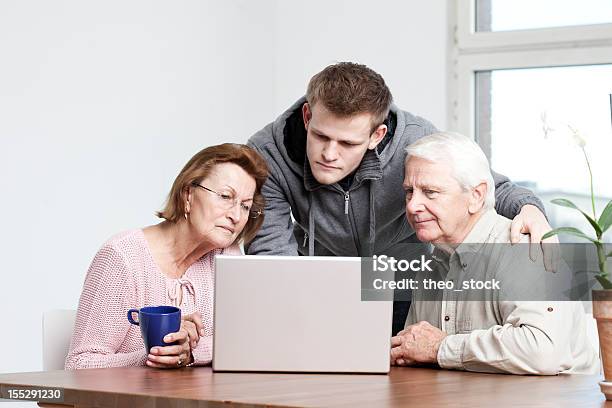 Interessierte Senioren In Einem Computerkurse Stockfoto und mehr Bilder von Aktiver Senior - Aktiver Senior, Alter Erwachsener, Alterungsprozess