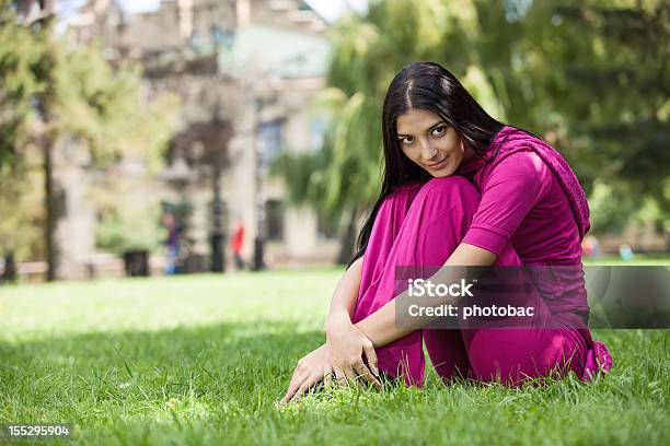 若い女性が公園の芝生に座る - 1920～1929年のストックフォトや画像を多数ご用意 - 1920～1929年, 1人, スポーツウェア