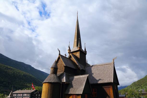 lom stave church - iglesia en noruega - lom church stavkirke norway fotografías e imágenes de stock