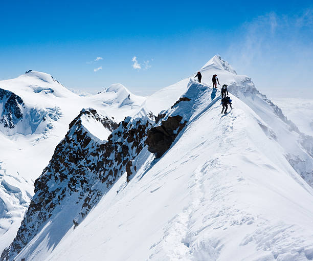 alpinistas equilíbrio no vento geladoweather forecast - mountain mountain climbing climbing snow imagens e fotografias de stock