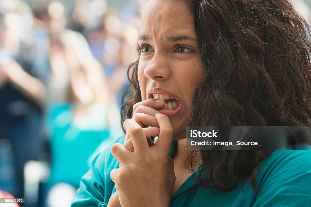 Tendus femme spectator - Photo de Se ronger les ongles libre de droits