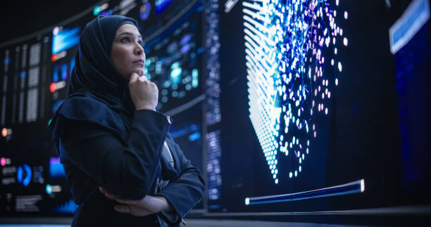 porträt eines intelligenten, fokussierten softwareingenieurs aus dem nahen osten, der big data für neuronale netze auf einem digitalen bildschirm analysiert. junge arabische frau im hijab, die in einem innovativen internet-service-unternehmen arbeitet - nahöstliche abstammung stock-fotos und bilder