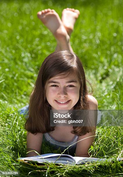 Photo libre de droit de Femme Lisant Livre En Plein Air banque d'images et plus d'images libres de droit de 14-15 ans - 14-15 ans, Adolescent, D'ascendance européenne