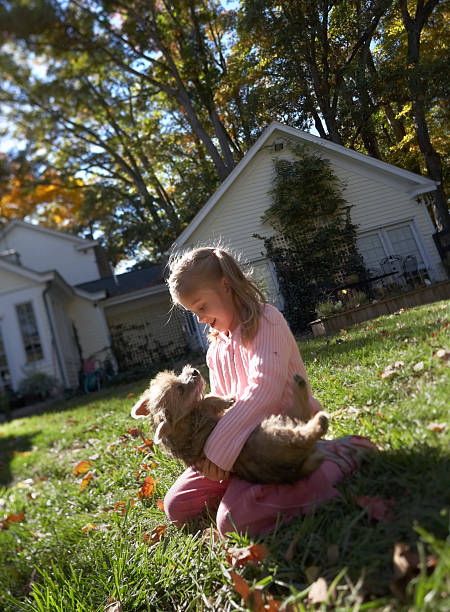 Dziewczynka bawi się z puppy – zdjęcie
