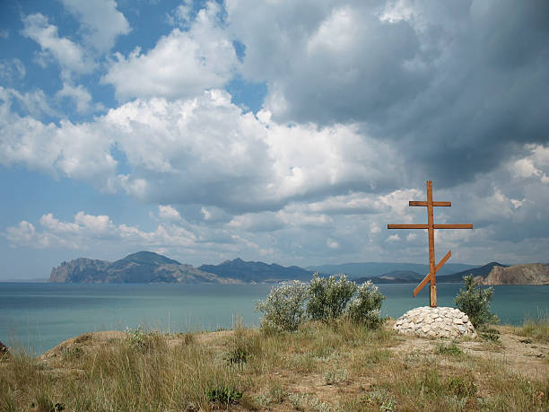 croix sur la colline - god landscape majestic cross photos et images de collection