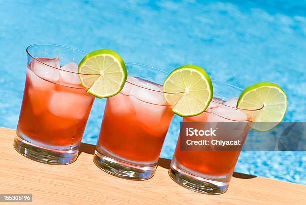 Arando Cocktail Na Piscina - Fotografias de stock e mais imagens de Azul - Azul, Bebida, Bebida Alcoólica