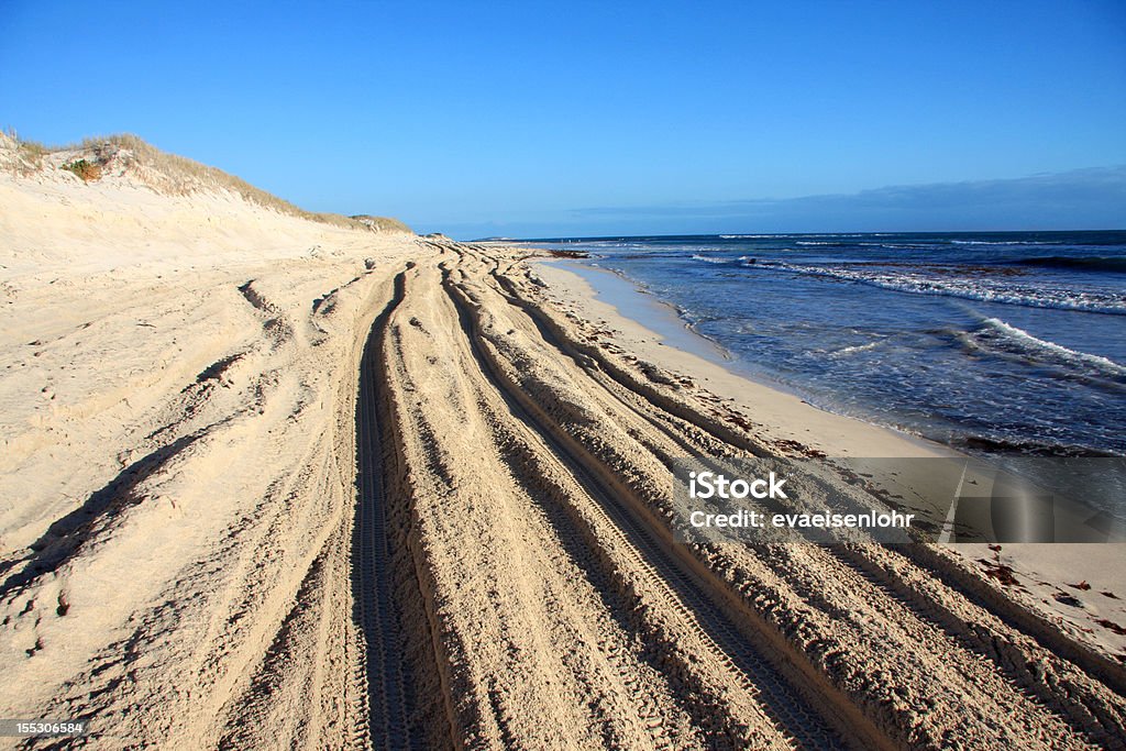 Tracce di pneumatici nella Sabbia intenso - Foto stock royalty-free di 4x4