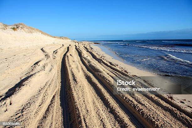 Tracce Di Pneumatici Nella Sabbia Intenso - Fotografie stock e altre immagini di 4x4 - 4x4, Acqua, Ambientazione esterna