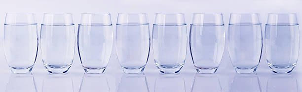 восемь очки воды в ряд - water glass glasses number 8 стоковые фото и изображения