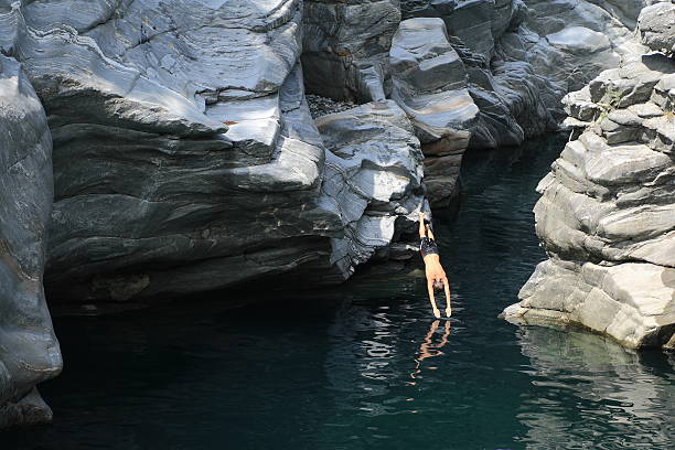 окунитесь в реку - ticino canton stone switzerland water стоковые фото и изображения