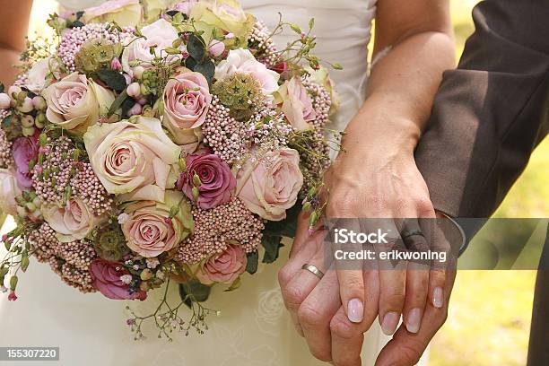 Photo libre de droit de Tenir Les Mains Jeunes Mariés banque d'images et plus d'images libres de droit de Bague - Bijou - Bague - Bijou, Bouquet formel, Couple marié