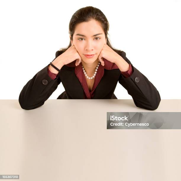 Foto de Mulher Inclinada Na Mesa Olhando Para A Câmera e mais fotos de stock de 20 Anos - 20 Anos, Adulto, Beleza