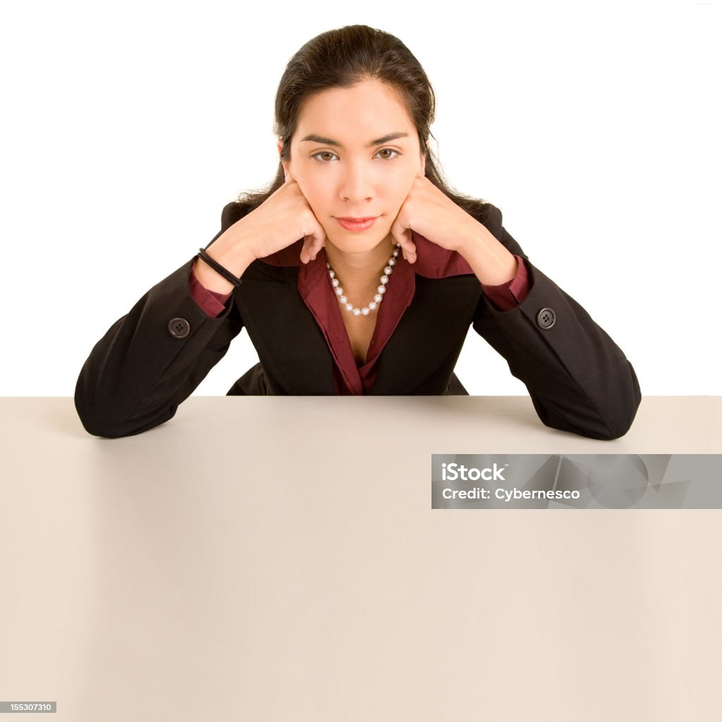Женщина, опираться на стол, Смотреть в объектив - Стоковые фото 20-29 лет роялти-фри