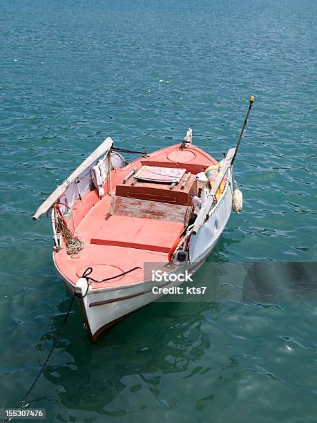 Barca A Dock - Fotografie stock e altre immagini di Acqua - Acqua, Ambientazione esterna, Ambientazione tranquilla