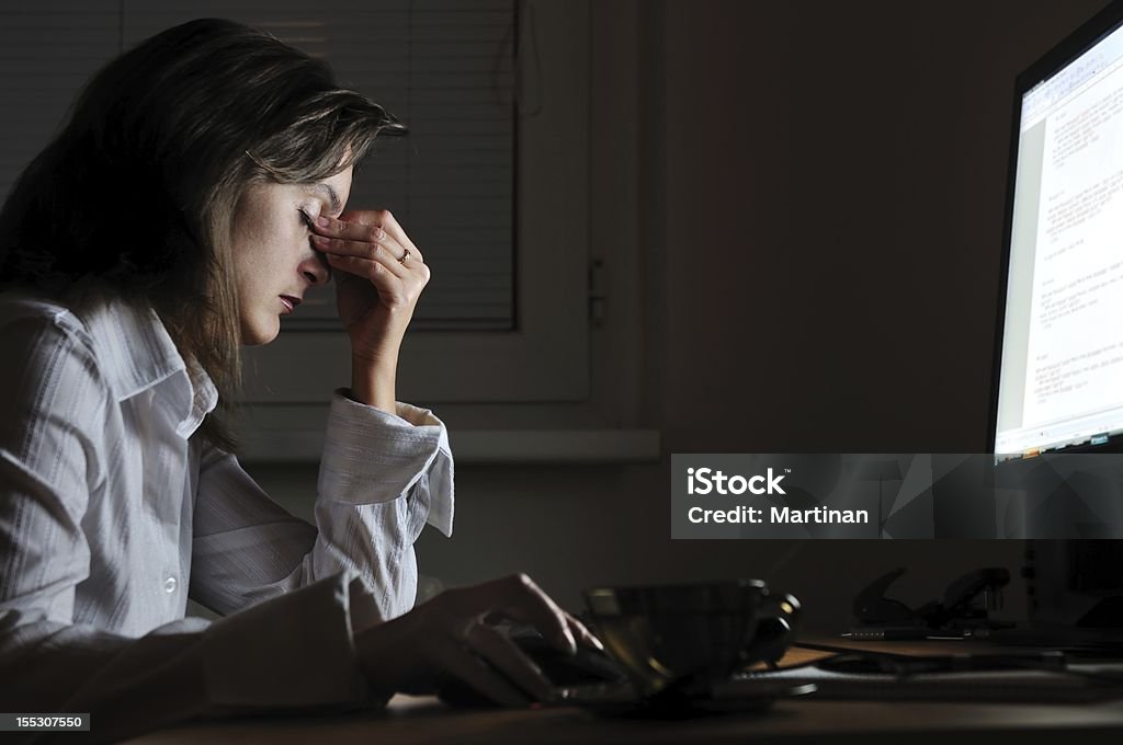 Pessoa de negócios cansado com dor de cabeça, trabalhando à noite - Royalty-free Computador Foto de stock