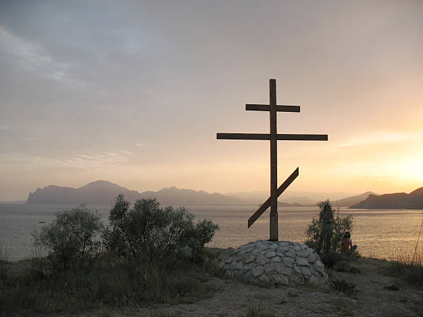 croix sur une colline au coucher du soleil - god landscape majestic cross photos et images de collection