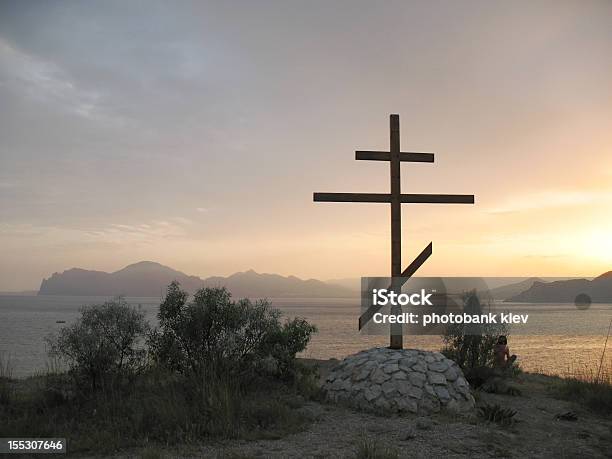 Crossse Numa Colina Ao Pôr Do Sol - Fotografias de stock e mais imagens de Ao Ar Livre - Ao Ar Livre, Baía, Cena Não Urbana