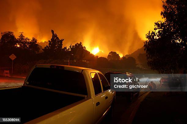 Alrededores De Fuego En La Noche Foto de stock y más banco de imágenes de Incendio forestal - Incendio forestal, Evacuación, Fuego