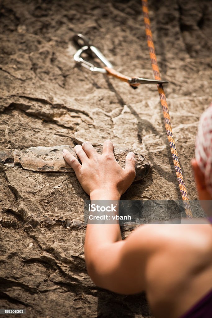 Femme alpiniste atteignant Rock main tenir - Photo de Abrupt libre de droits