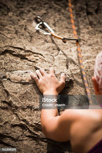 Photo libre de droit de Femme Alpiniste Atteignant Rock Main Tenir banque d'images et plus d'images libres de droit de Abrupt - Abrupt, Activité, Activité de loisirs