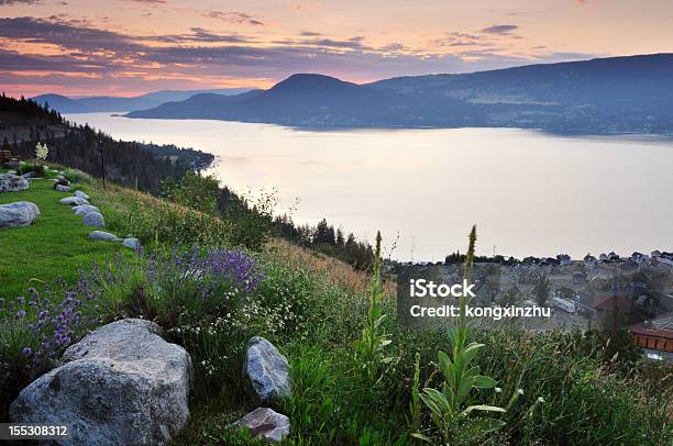 Foto de Lago Okanagan Na Manhã Nublada e mais fotos de stock de Arbusto - Arbusto, Canadá, Colina