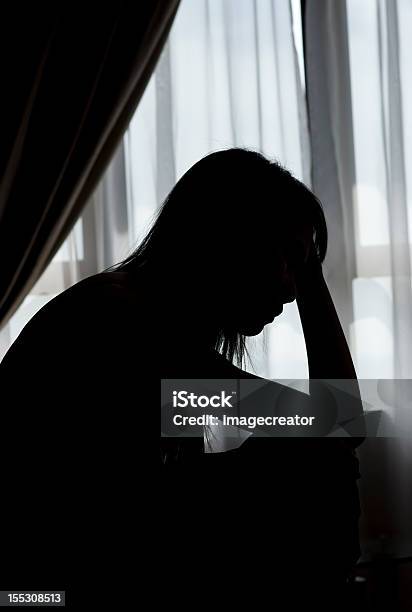 Silhouette Einer Traurigen Lady Stockfoto und mehr Bilder von Betrachtung - Betrachtung, Depression, Einsamkeit