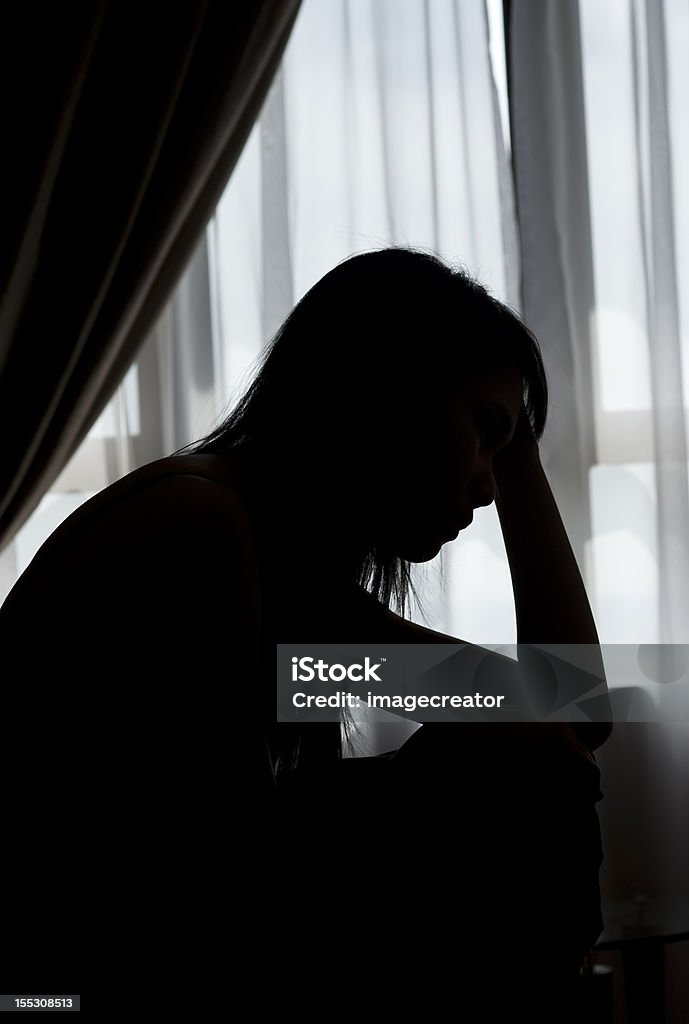 Silhouette di una donna triste - Foto stock royalty-free di Adulto